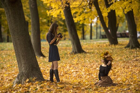 Голый осенний фотосет белой пышки в парке с листвой 