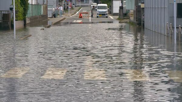 Наводнения в Японии: полиция и армия помогают пострадавшим - Sputnik Беларусь