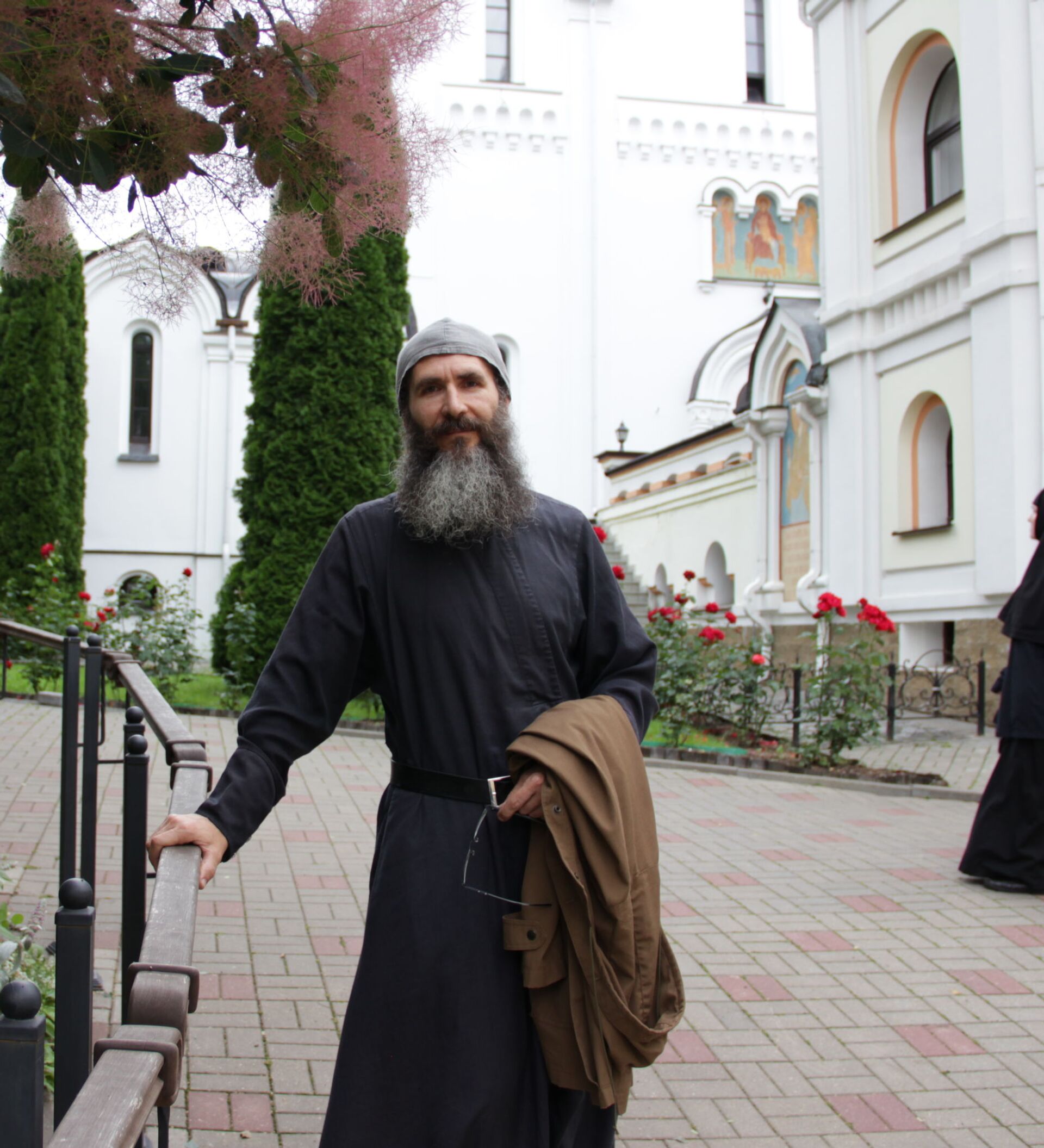 Про монастырь мужской. Инок в монастыре. Насельник монастыря Киприан. Монахи в монастыре.