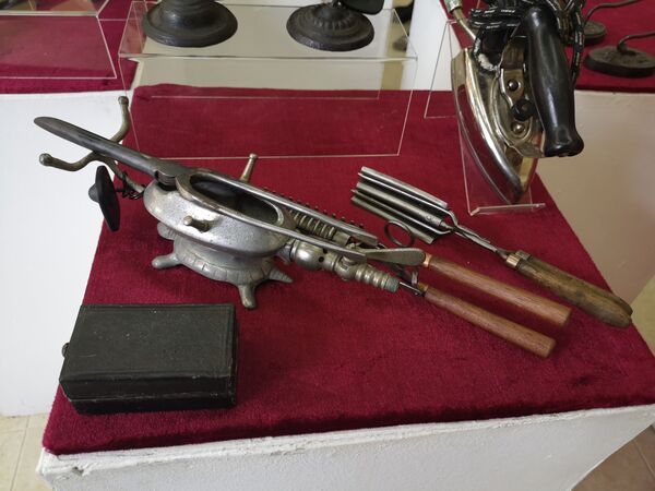 От орудия пыток до незаменимого помощника – в Витебске открыли Музей утюга - Sputnik Беларусь