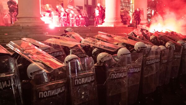 Столкновение спецназа с демонстрантами во время антиправительственной акции протеста у здания парламента в Белграде, Сербия - Sputnik Беларусь