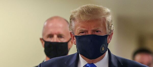 Дональд Трамп во время визита в военный госпиталь Walter Reed в пригороде Вашингтона Дональд Трамп во время визита в военный госпиталь Walter Reed в пригороде Вашингтона - Sputnik Беларусь