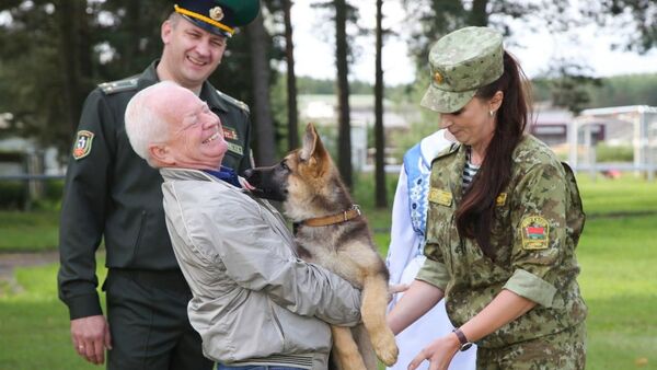 Пограничники подарили послу Словакии в Беларуси собаку - Sputnik Беларусь