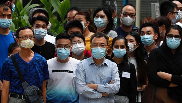 Люди носят хирургические маски для предотвращения распространения COVID-19 в Гонконге, Китай, 10 июля 2020 года  - Sputnik Беларусь
