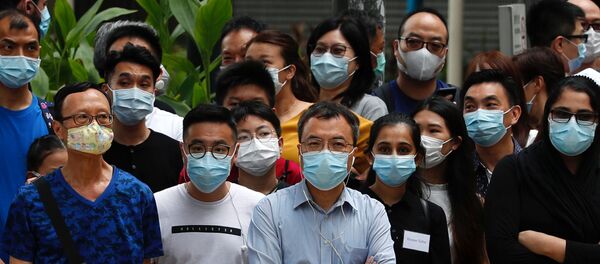 Люди носят хирургические маски для предотвращения распространения COVID-19 в Гонконге, Китай, 10 июля 2020 года  - Sputnik Беларусь