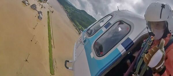 Наводнения в Японии: спасатели даже кошку не оставляют в беде Наводнения в Японии: спасатели даже кошку не оставляют в беде - Sputnik Беларусь