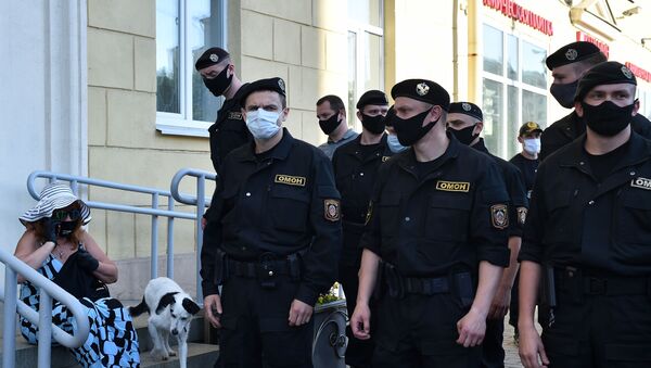Сотрудники ОМОНа во время несанкционированной акции в центре Минска - Sputnik Беларусь