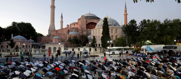 Мусульмане собираются на вечерние молитвы перед собором Святой Софии - Sputnik Беларусь
