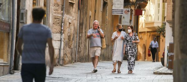 Люди в масках на улице Пальма-де-Майорка - Sputnik Беларусь