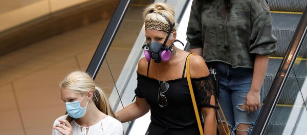 Люди в масках и респираторах в торговых центрах Оттавы - Sputnik Беларусь
