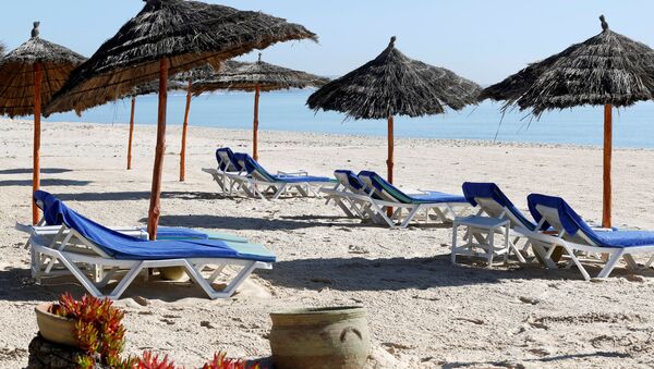 Пустые лежаки на пляже в Тунисе, архивное фото - Sputnik Беларусь