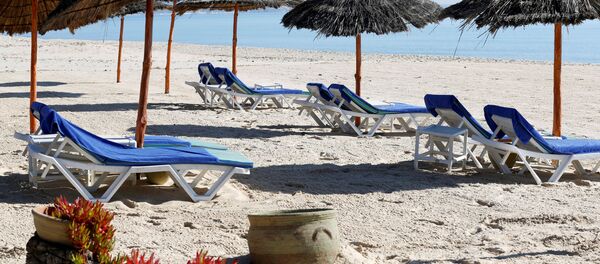 Пустые лежаки на пляже в Тунисе, архивное фото - Sputnik Беларусь