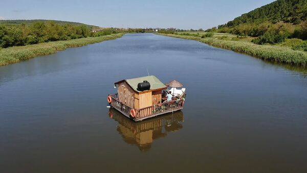 Житель Турции поселился в домике посреди реки - Sputnik Беларусь