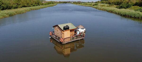 Житель Турции поселился в домике посреди реки - Sputnik Беларусь