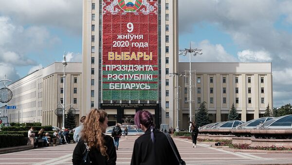 Наглядная агитация к президентским выборам на площади Независимости в Минске - Sputnik Беларусь