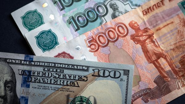 Российские рубли и доллары - Sputnik Беларусь