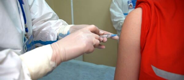 Второй компонент вакцины от COVID-19 ввели добровольцам в России - видео - Sputnik Беларусь