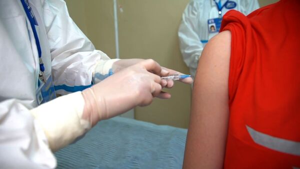 Другі кампанент вакцыны ад COVID-19 ўвялі добраахвотнікам у Расіі - відэа - Sputnik Беларусь