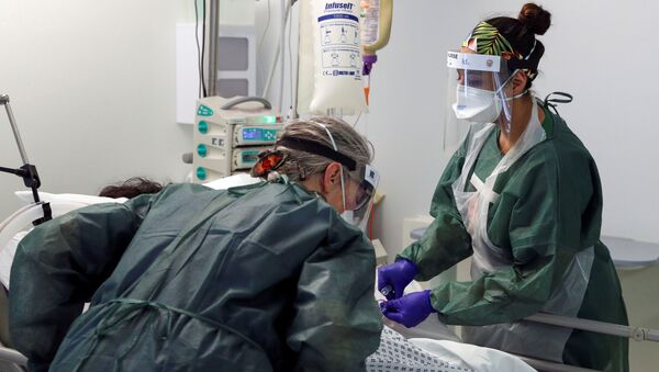Медсестры ухаживают за пациентом в отделении интенсивной терапии для лечения жертв коронавирусной болезни - Sputnik Беларусь