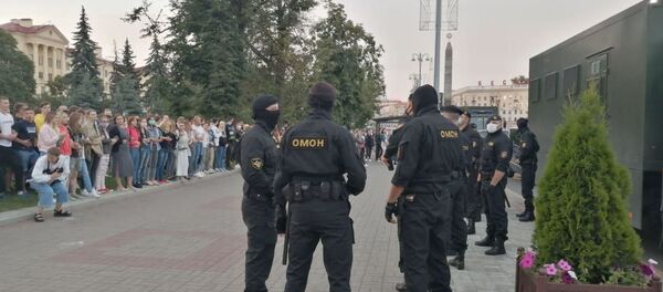 Сотрудники ОМОН на проспекте Независимости в Минске 14 июля 2020 года Сотрудники ОМОН на проспекте Независимости в Минске 14 июля 2020 года - Sputnik Беларусь