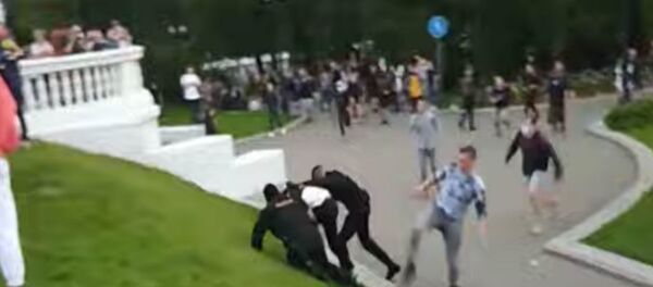 В Минске во время пресечения несанкционированных массовых мероприятий пострадали сотрудники ОМОН - Sputnik Беларусь