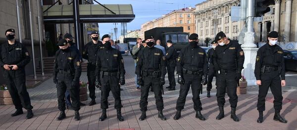 Сотрудники правоохранительных органов также работают у Главпочтамта - Sputnik Беларусь