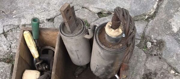 Мужчина обнаружил в хозпостройке в деревянном ящике для инструментов два прибора неизвестного назначения с ртутью - Sputnik Беларусь