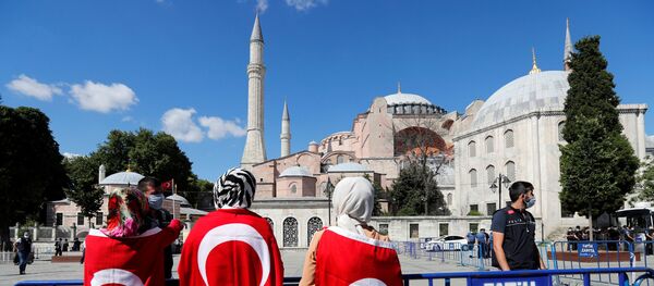 Люди с турецкими флагами перед собором Святой Софии Люди с турецкими флагами перед собором Святой Софии - Sputnik Беларусь
