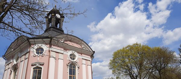 Часы удалось восстановить по фрагментам механизма, найденным во время реставрации храма. Теперь их звон слышен далеко за пределами местечка. - Sputnik Беларусь