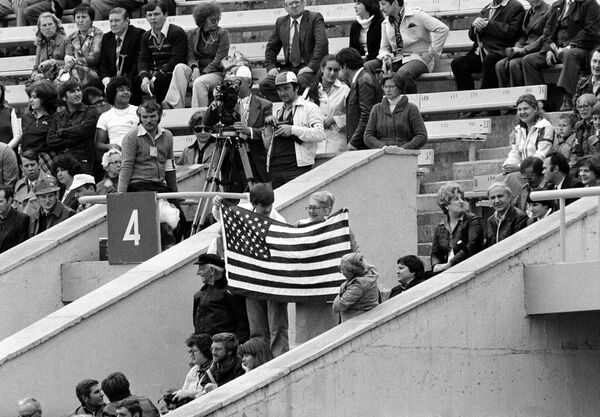 Незадолго перед выступлением Брежневы зрители развернули американский флаг. Президент США Джимми Картер запретил демонстрировать флаг США на Олимпиаде в Москве из-за бойкота Игр, однако это сделали несколько американцев. - Sputnik Беларусь