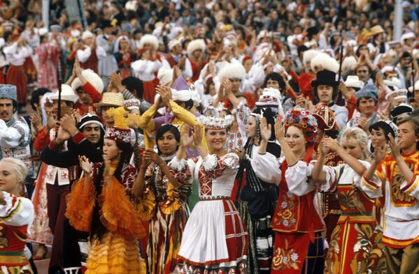 Представители пятнадцати республик СССР приветствуют гостей на XXII летних Олимпийских играх в Москве. - Sputnik Беларусь