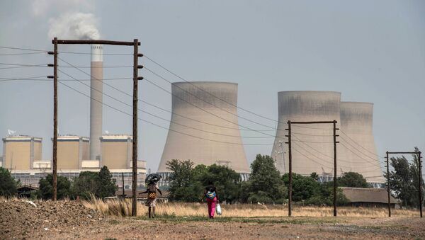 Женщина проходит мимо электростанции Кендал на окраине Витбанка, Южная Африка - Sputnik Беларусь