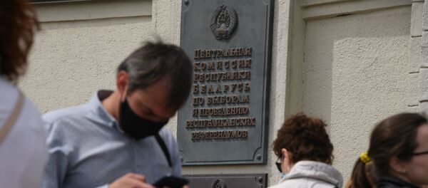 Людзі каля будынка ЦВК Людзі каля будынка ЦВК - Sputnik Беларусь