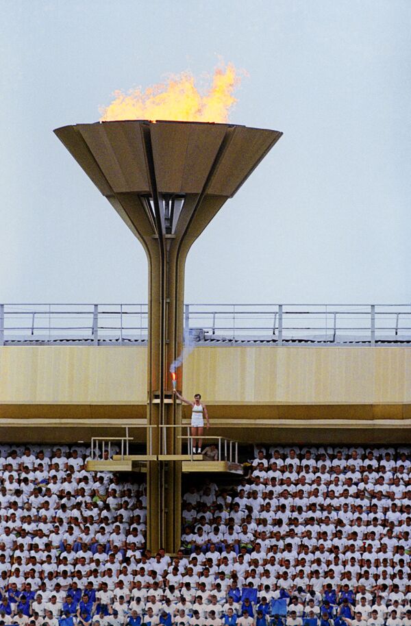 Советский баскетболист Сергей Белов, олимпийский чемпион 1972 года, зажег олимпийский огонь. - Sputnik Беларусь