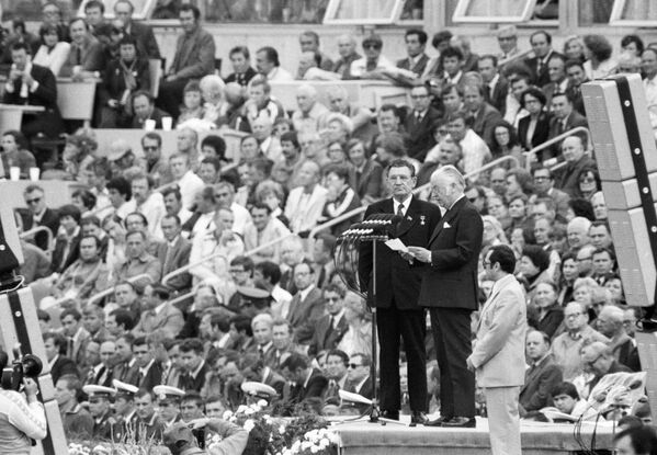 Председатель Оргкомитета Олимпиада-80 Игнатий Новиков (слева) и президент МОК лорд Майкл Килланин (справа), который произнес краткую речь на открытии. - Sputnik Беларусь