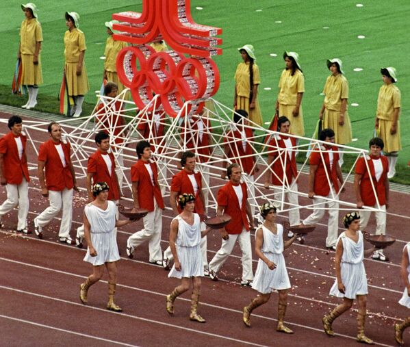 В начале церемонии открытия ХХII летних Олимпийских игр на арену вышли юноши и девушки в древнегреческих одеждах. - Sputnik Беларусь