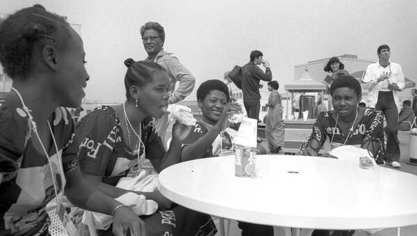 Спортсменки из Конго в кафе Олимпийской деревни - Sputnik Беларусь