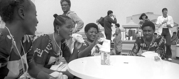 Спортсменки из Конго в кафе Олимпийской деревни - Sputnik Беларусь