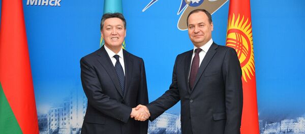 Премьер-министр Беларуси Роман Головченко на двусторонней встрече с казахстанским коллегой Аскаром Маминым в рамках межправсовета ЕАЭС Премьер-министр Беларуси Роман Головченко на двусторонней встрече с казахстанским коллегой Аскаром Маминым в рамках межправсовета ЕАЭС - Sputnik Беларусь