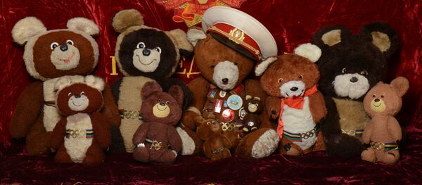 Олимпийских мишек пред Олимпиадой выпускали самых разных цветов и размеров Олимпийских мишек пред Олимпиадой выпускали самых разных цветов и размеров - Sputnik Беларусь