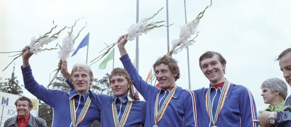 Золотые призеры в шоссейной командной гонке на 101 км советские гонщики (слева направо): Юрий Каширин (Ростов-на-Дону), Олег Логвин (Минск), Сергей Щелпаков (Омск), Анатолий Яркин (Куйбышев).Велотрасса в Крылатском - Sputnik Беларусь