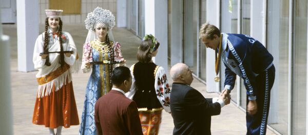 Награждение советского пловца Сергея Коплякова, который завоевал золотую олимпийскую медаль на дистанции 200 метров вольным стилем - Sputnik Беларусь