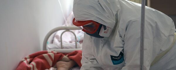 Медицинский работник и пациент в госпитале для зараженных коронавирусной инфекцией COVID-19 Медицинский работник и пациент в госпитале для зараженных коронавирусной инфекцией COVID-19 - Sputnik Беларусь