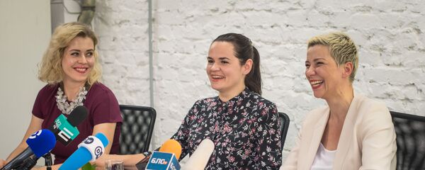 Вераніка Цапкала, Святлана Ціханоўская, Марыя Калеснікава падчас прэс-канферэнцыі Вераніка Цапкала, Святлана Ціханоўская, Марыя Калеснікава падчас прэс-канферэнцыі - Sputnik Беларусь