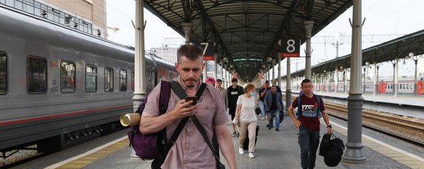 Пассажиры на Белорусском вокзале в Москве Пассажиры на Белорусском вокзале в Москве - Sputnik Беларусь