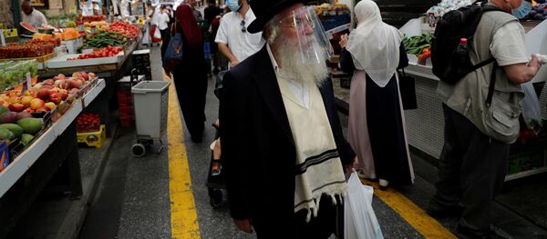 Человек в маске на рынке Израиля - Sputnik Беларусь