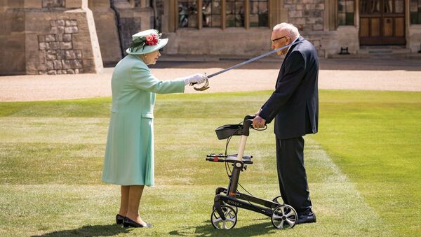 Королева Англии посвятила в рыцари дедушку, собравшего для медиков £32 млн - Sputnik Беларусь