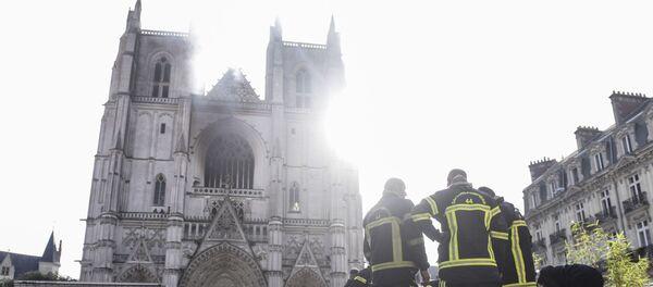 Собор святых Петра и Павла в Нанте горит 18 июля 2020 года - Sputnik Беларусь