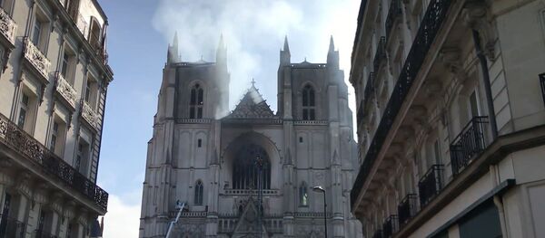 Собор Святых Петра и Павла XV века загорелся во Франции - Sputnik Беларусь