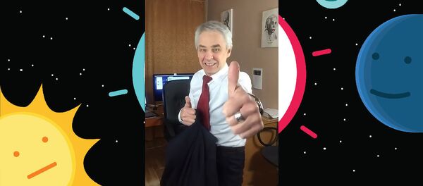 Преподаватель стал знаменитым тик-токером в 69 лет – видео - Sputnik Беларусь